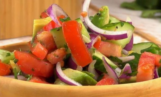 Osvežavajuća salata sa avokadom za 5 minuta