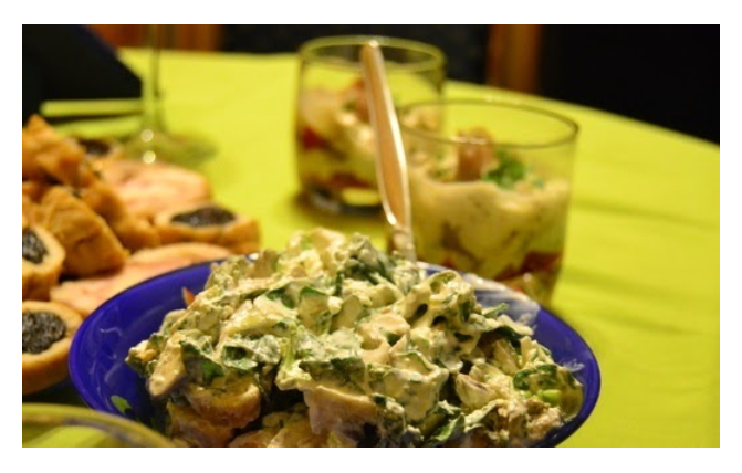 Obrok salata od svežih šampinjona i spanaća